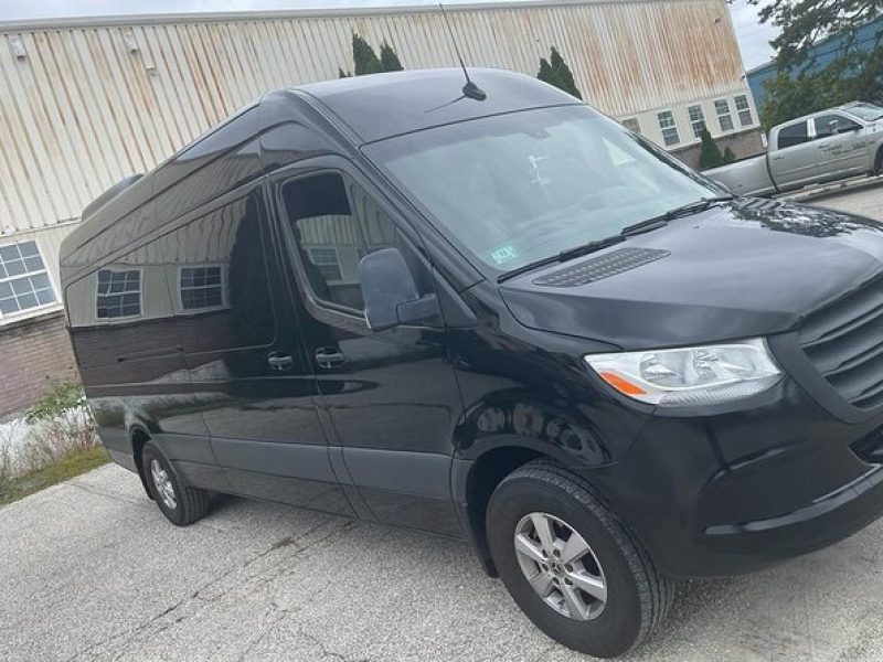 EWR/Manhattan Airport Transfer in Luxury Van-One Way Transfer.