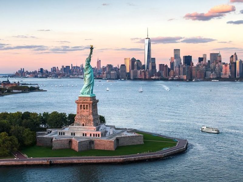 Visit The Statue of Liberty & 3h Manhattan Walking Tour